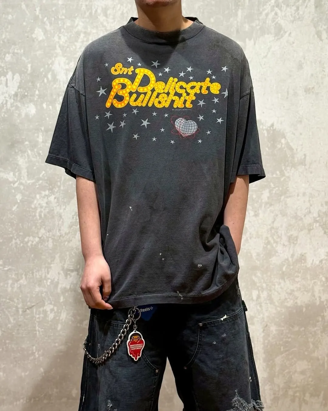 SAINT Mxxxxxx DELICATE BULLSHIT SS TEE/BLK Star Neon Slogan Printed TEE Washed Black S-XL New Vintage Washed and Distressed Ceiling! Loyal to the original version. Main mark and wash mark are matched. Tube-woven fabric without side seams. Non-open width version. Authentic level printing restoration proofing. Top purchasing agent level.
